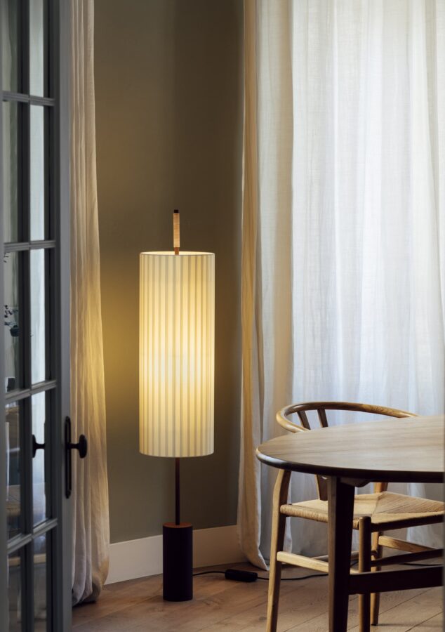 Lampadaire Dorica de chez Santa & Cole pour la salle à manger