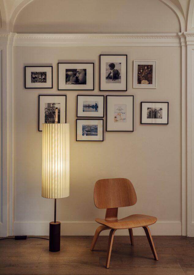 Lampadaire Dorica de chez Santa & Cole pour une entrée