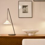 Lampe de table Seam de chez SERAX en blanc mis en situation