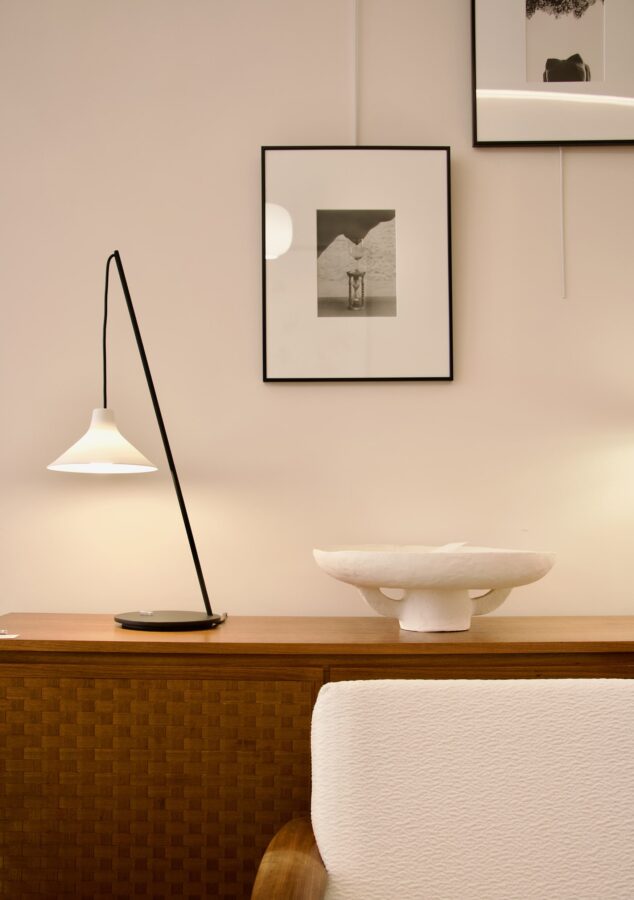 Lampe de table Seam de chez SERAX en blanc mis en situation