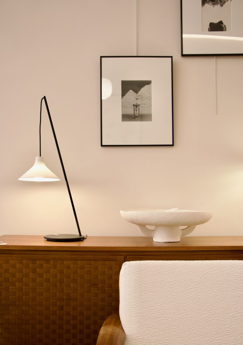 Lampe de table Seam de chez SERAX en blanc mis en situation