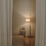 Lampadaire TMM de chez Santa & Cole pour une chambre