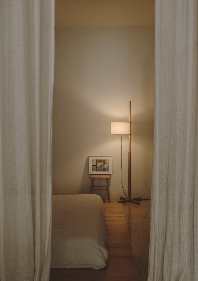 Lampadaire TMM de chez Santa & Cole pour une chambre