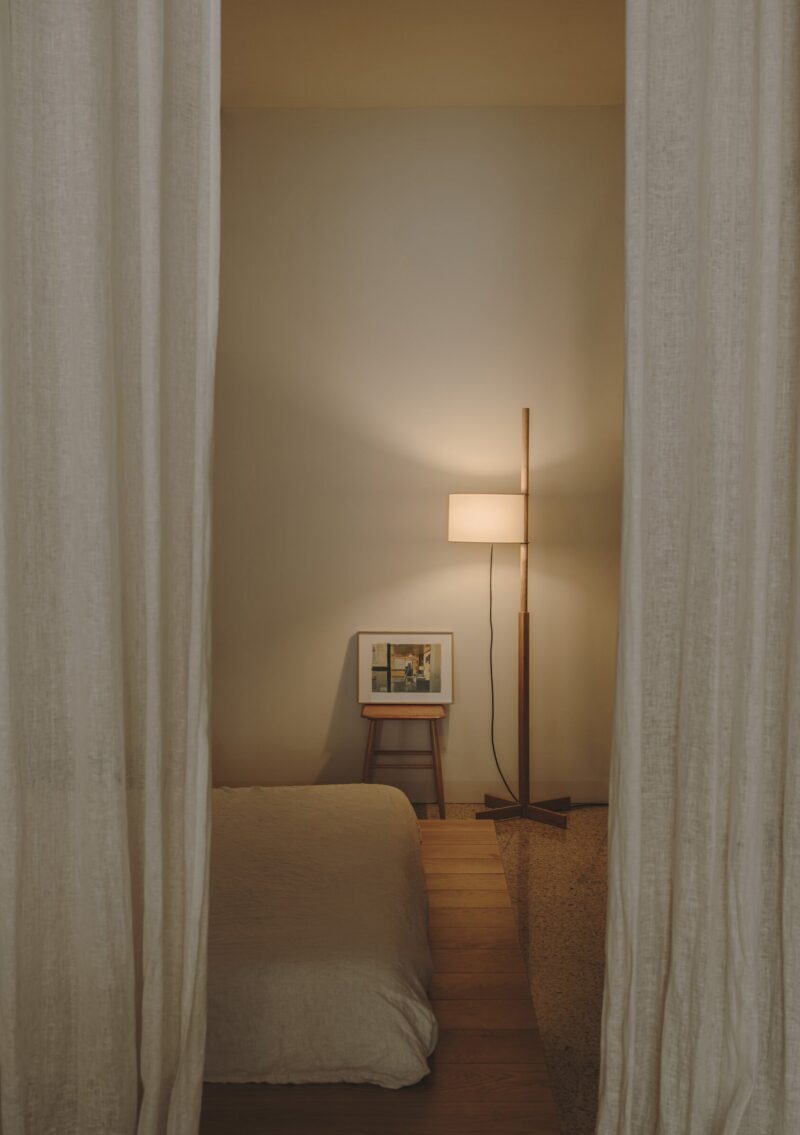 Lampadaire TMM de chez Santa & Cole pour une chambre