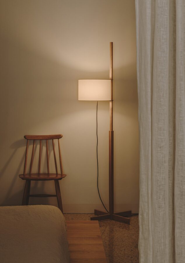 Lampadaire TMM de chez Santa & Cole aménagement intérieur