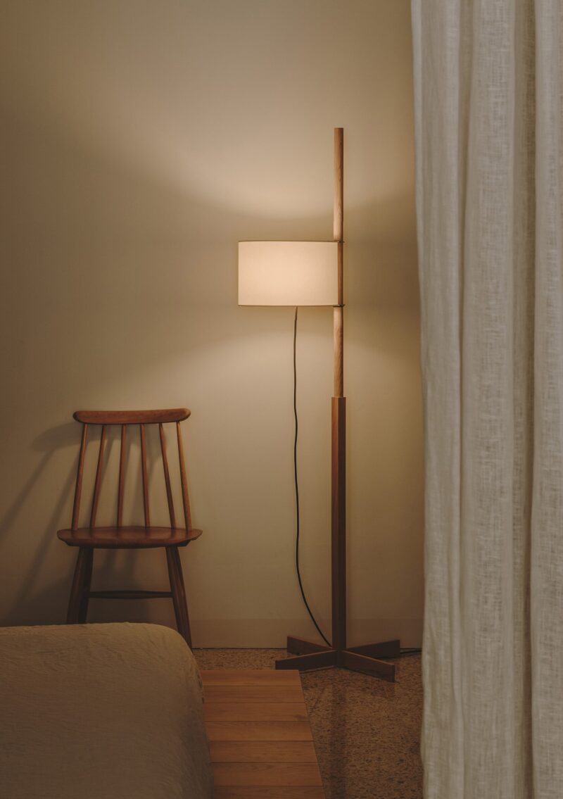 Lampadaire TMM de chez Santa & Cole aménagement intérieur