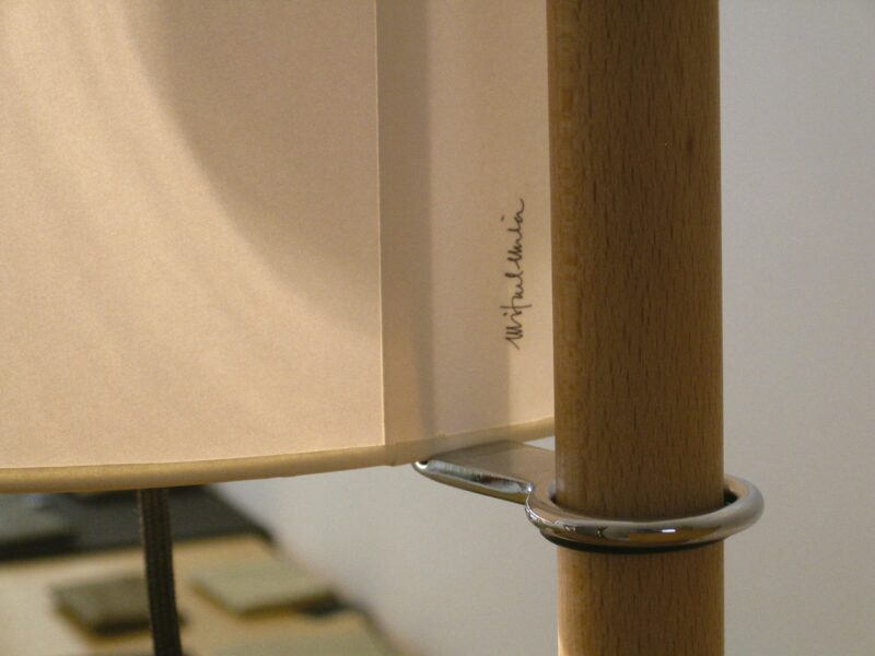 Signature du lampadaire TMM de chez Santa & Cole