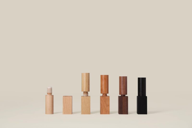 Les essences de bois du lampadaire TMM de chez Santa & Cole
