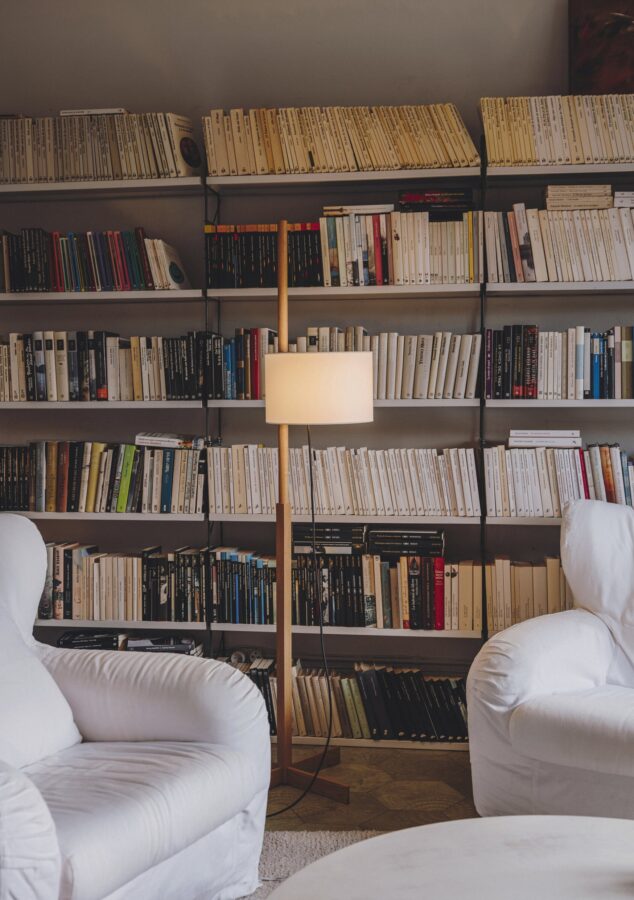 Lampadaire TMM de chez Santa & Cole pour un salon