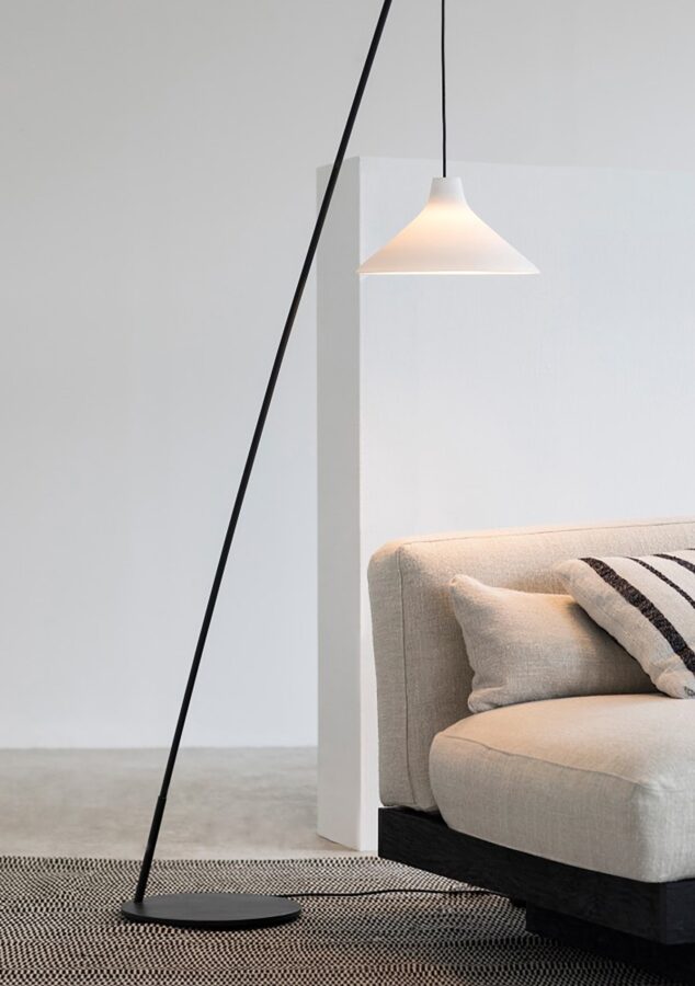 Lampadaire Seam de chez SERAX pour un salon
