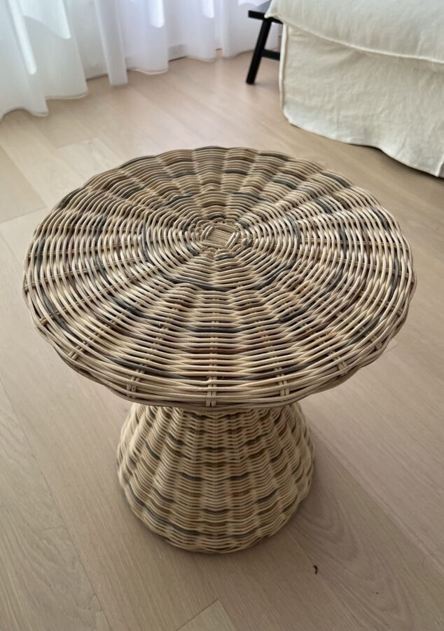 Tabouret Bolla 12 de Gervasoni en rotin naturelle ambiance salon