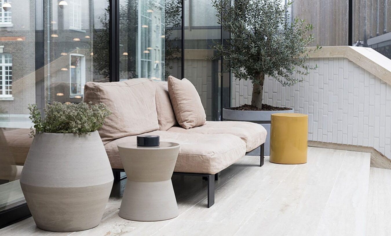 table d'appoint Pawn en beige de chez SERAX en situation