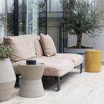 table d'appoint Pawn en beige de chez SERAX en situation