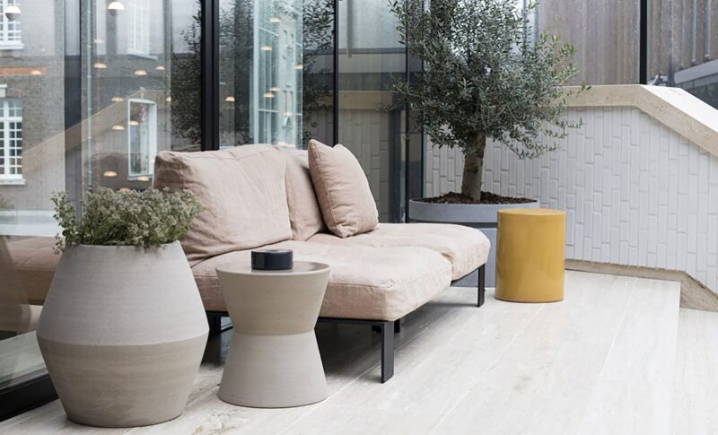 table d'appoint Pawn en beige de chez SERAX en situation