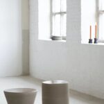 table d'appoint Pawn en beige de chez SERAX ambiance