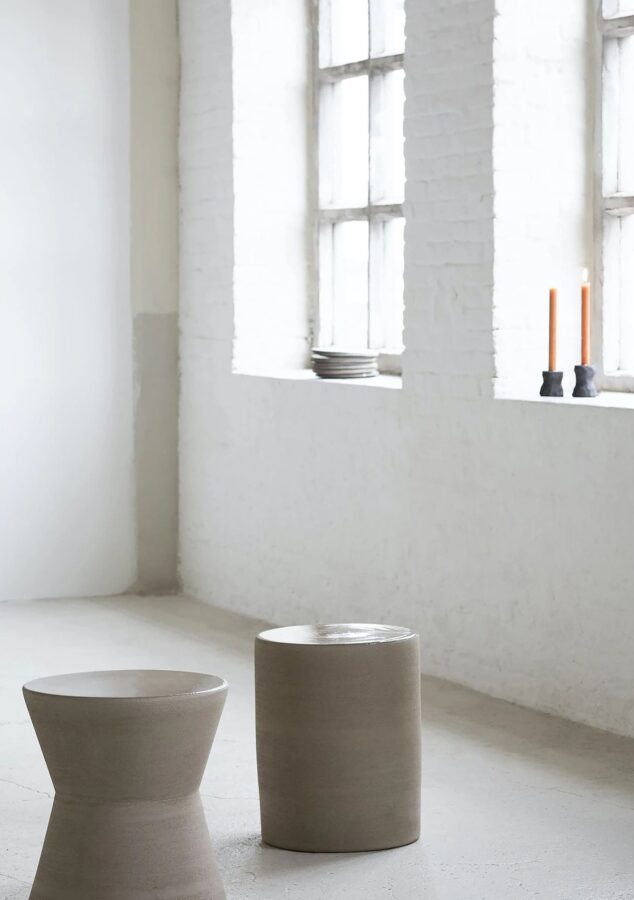 table d'appoint Pawn en beige de chez SERAX ambiance