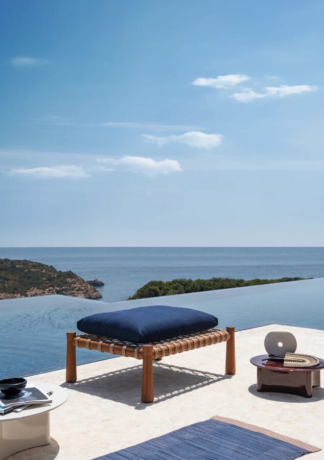 Banc de repos Guna 02 de chez Gervasoni avec vue