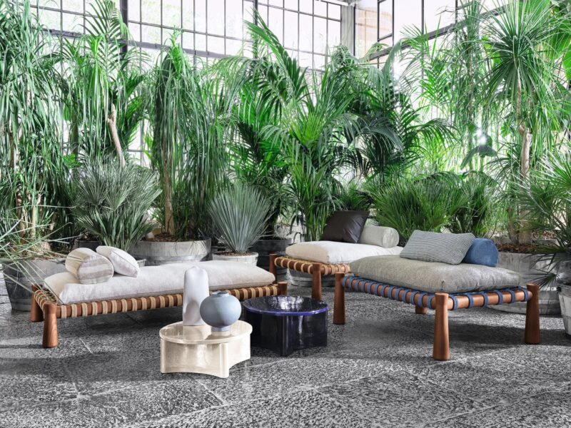 Banc de repos Guna 02 de chez Gervasoni en salon d'été