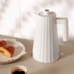 Bouilloire Plisse de chez Alessi en situation