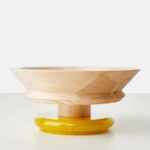 Tour de table en bois jaune de chez Alessi en situation