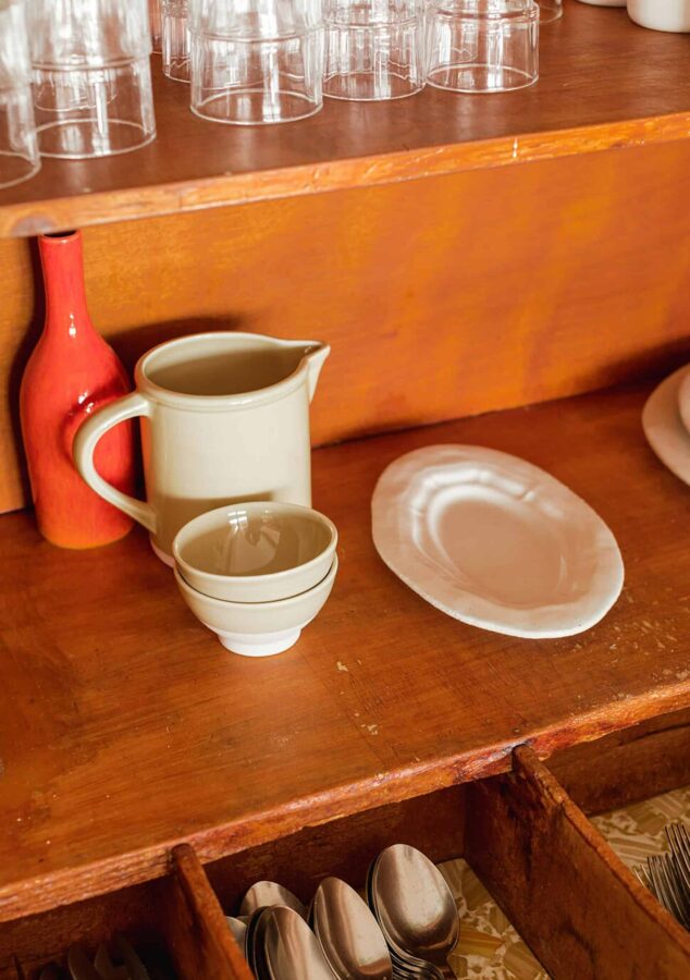 Plat ovale de la collection Réfectoire de chez Jars Céramistes en situation