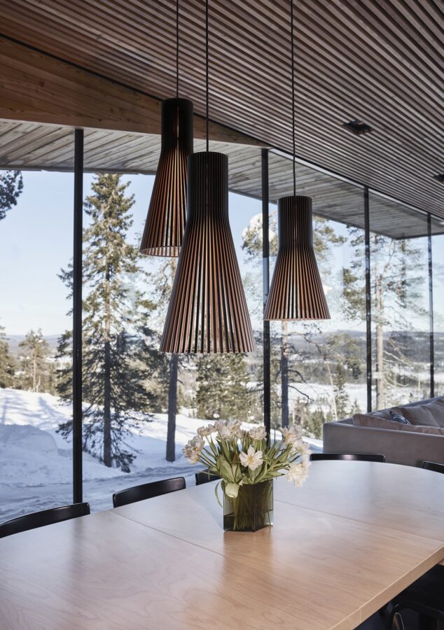 Suspensions smalls 4201 de chez Secto Design en situation dans une salle à manger