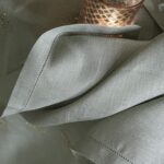 nappe en lin sidéral à motif de Alexandre Turpault coloris olive détails