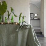 nappe en lin sidéral à motif de Alexandre Turpault coloris olive en situation