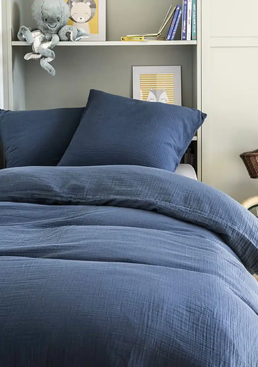 parure de lit Tendresse de chez Essix, coloris bleu de chine, ambiance