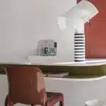 Lampe de table Shogun de chez Artémide sur un bureau