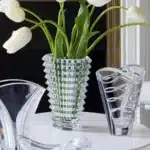 vase loterie wave de chez Baccarat en situation