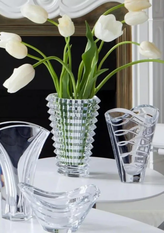 vase loterie wave de chez Baccarat en situation