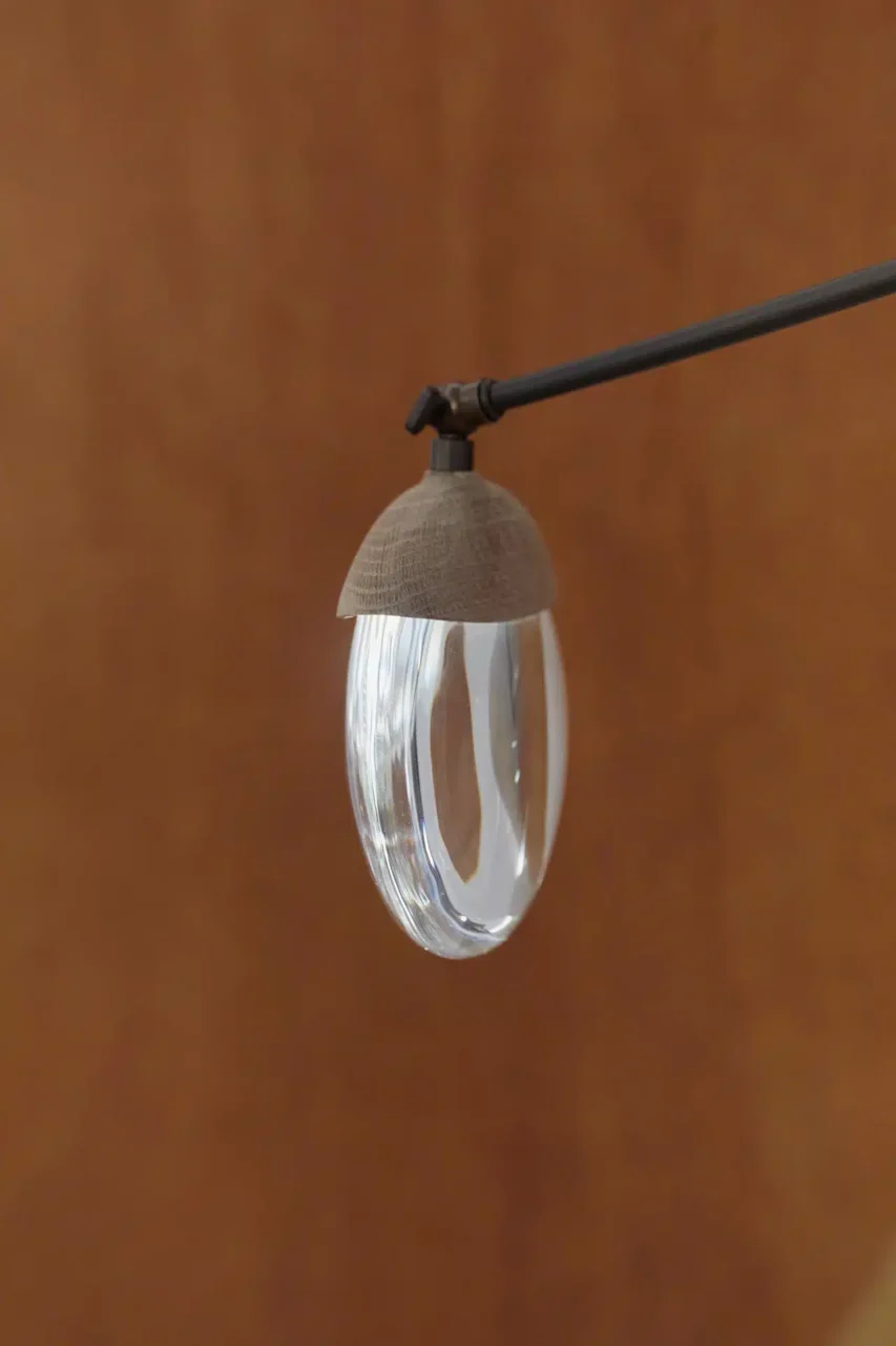 Suspension Gaia Ochre au showroom Mov'In Movimento Interno, Cuisine sur-mesure dessiné par Movimento Interno Mov'In, Interior designer in Monaco