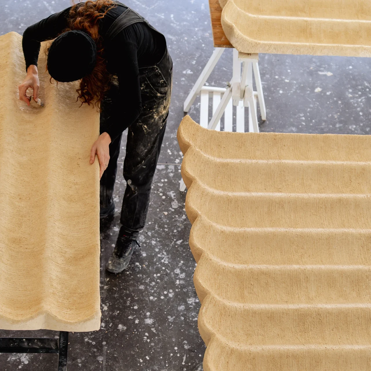 Travail en collaboration avec HORS STUDIO autour de leur matière en cuir recyclé LEATHERSTONE pour l'un de nos projets de décoration d'intérieur