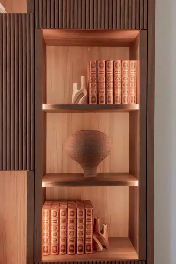 Projet KA, design d'intérieur, roquebrune-cap-martin, espace salon, menuiserie sur-mesure et zoom sur l'accessoirisation