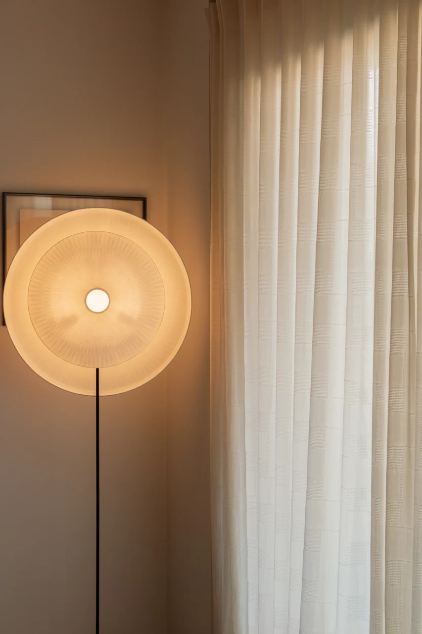 Projet KA, design d'intérieur, roquebrune-cap-martin, espace salon, focus sur le lampadaire sélectionnée chez Céline Wright