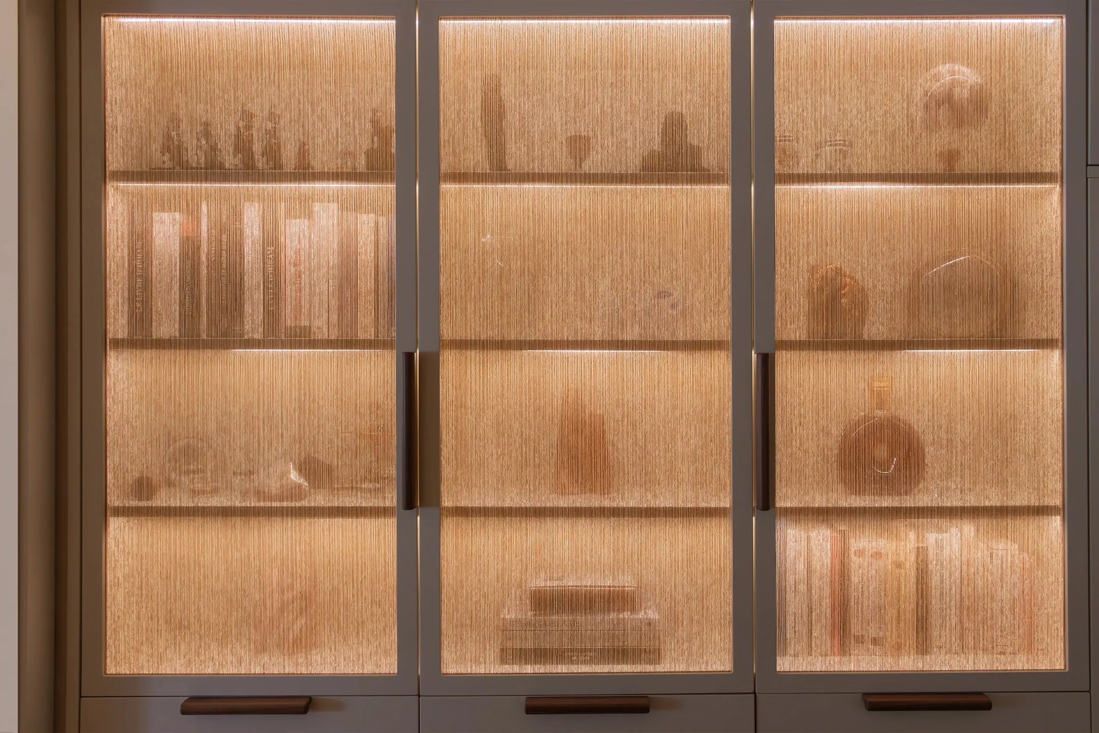Projet KA, design d'intérieur, roquebrune-cap-martin, espace entrée, zoom sur la vitrine allumée