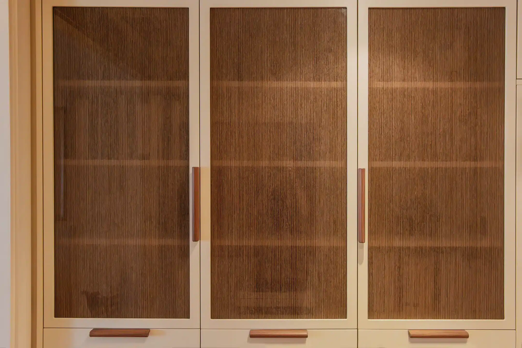 Projet KA, design d'intérieur, roquebrune-cap-martin, espace entrée, zoom sur la vitrine éteinte