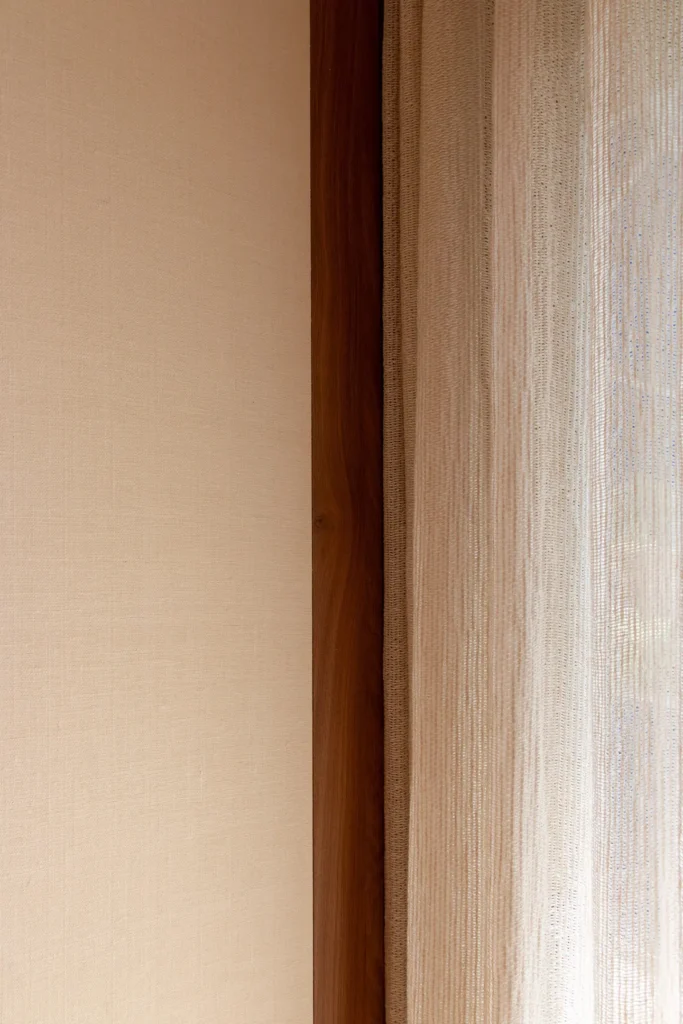 Projet KA, design d'intérieur, roquebrune-cap-martin, espace chambre, zoom sur les textures de voilage et de tapisserie