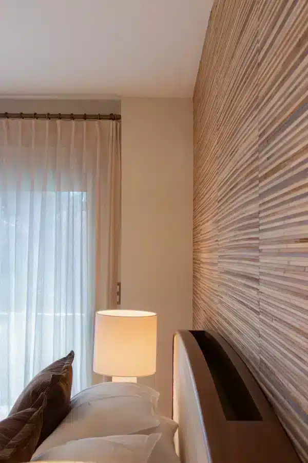 Projet KA, design d'intérieur, roquebrune-cap-martin, espace chambre, focus sur la texture du papier peint