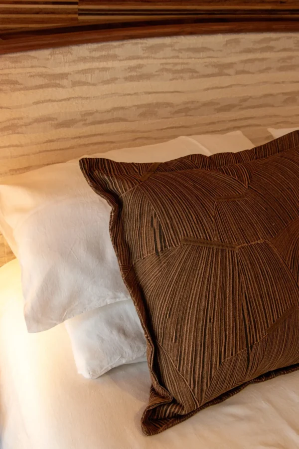 Projet KA, design d'intérieur, roquebrune-cap-martin, espace chambre, zoom sur les coussins Wenge de la collection MI