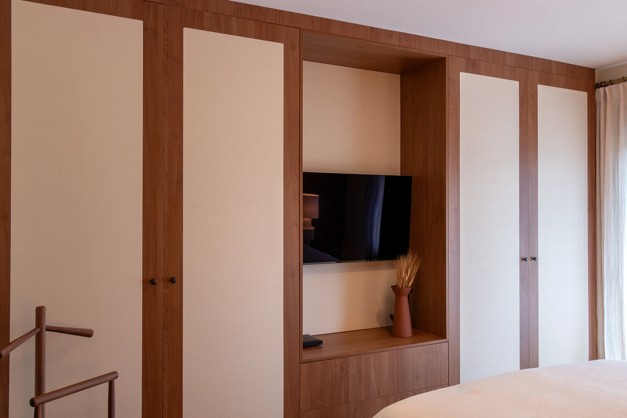 Projet KA, design d'intérieur, roquebrune-cap-martin, espace chambre, vue d'ensemble de la menuiserie sur-mesure