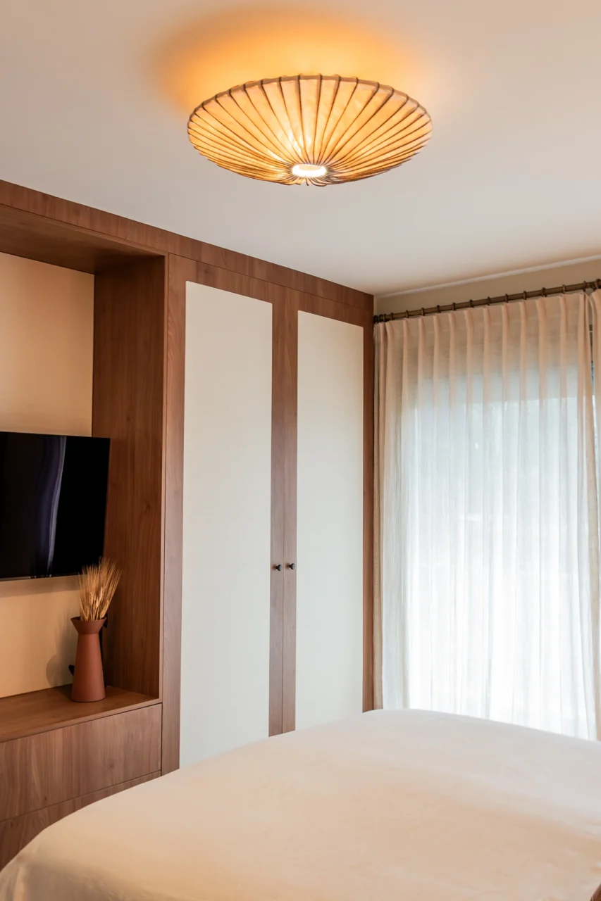Projet KA, design d'intérieur, roquebrune-cap-martin, espace chambre, menuiserie intégrant une télévision