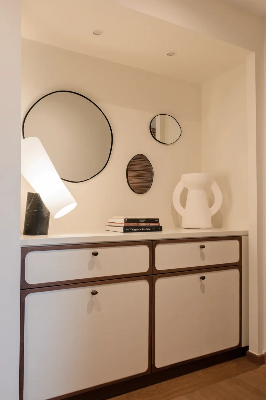 Projet KA, design d'intérieur, roquebrune-cap-martin, espace chambre, commode réalisée sur-mesure et accesoirisation