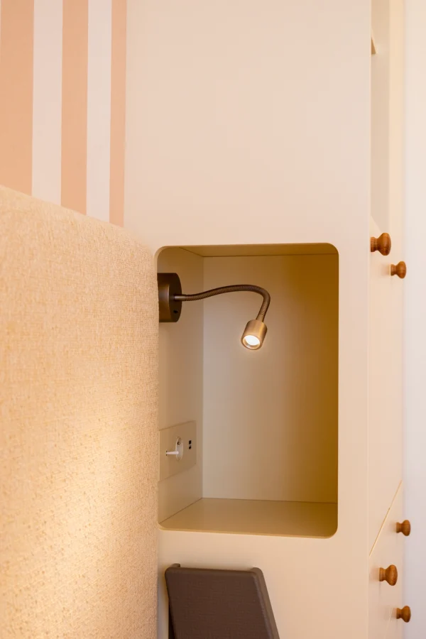 Projet Tropiques, Monaco, rénovation de l'appartement, espace chambre, zoom sur les liseuses intégrées