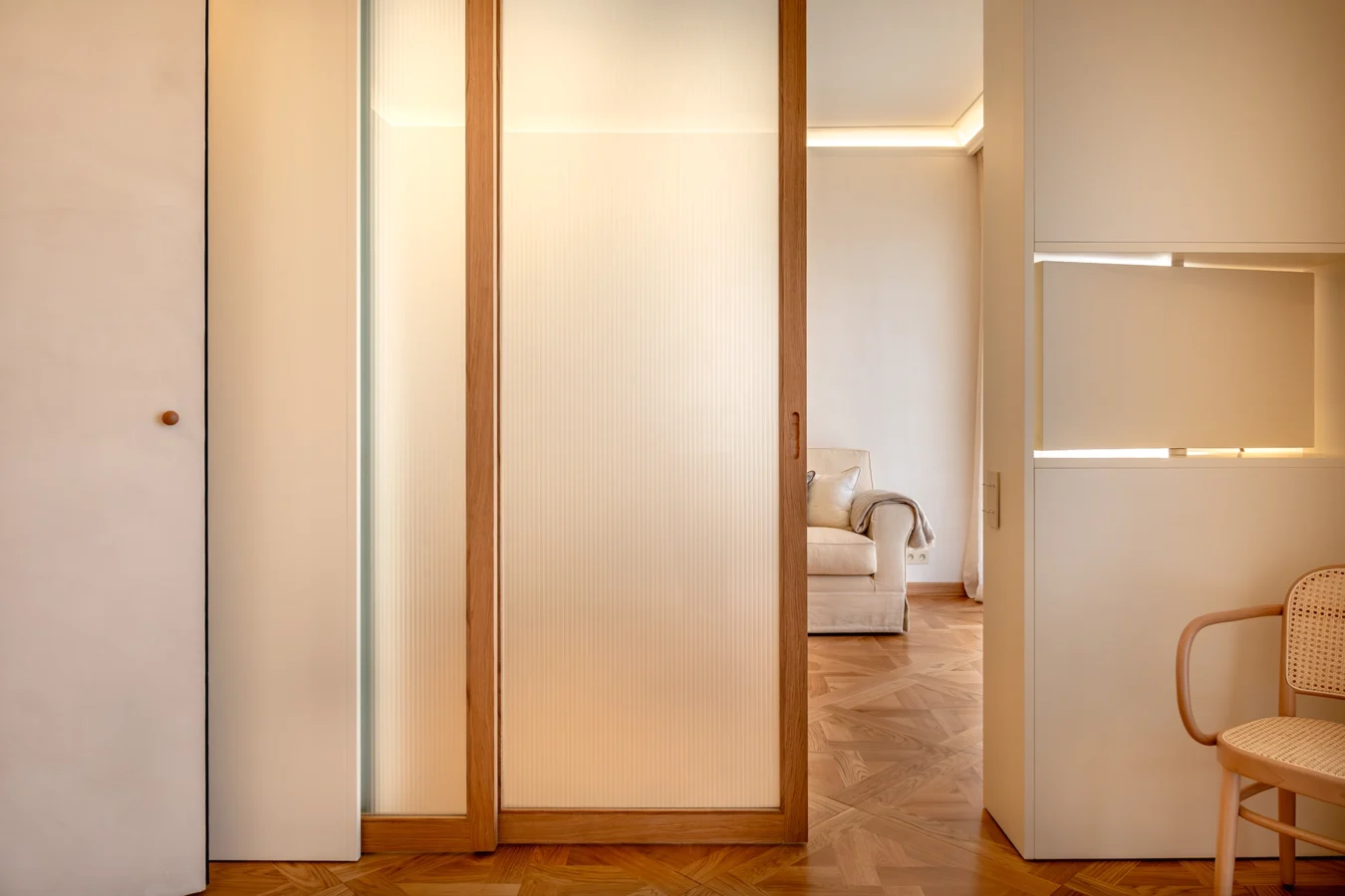Projet Tropiques, Monaco, rénovation de l'appartement, espace salon - chambre, vue d'ensemble de la séparation