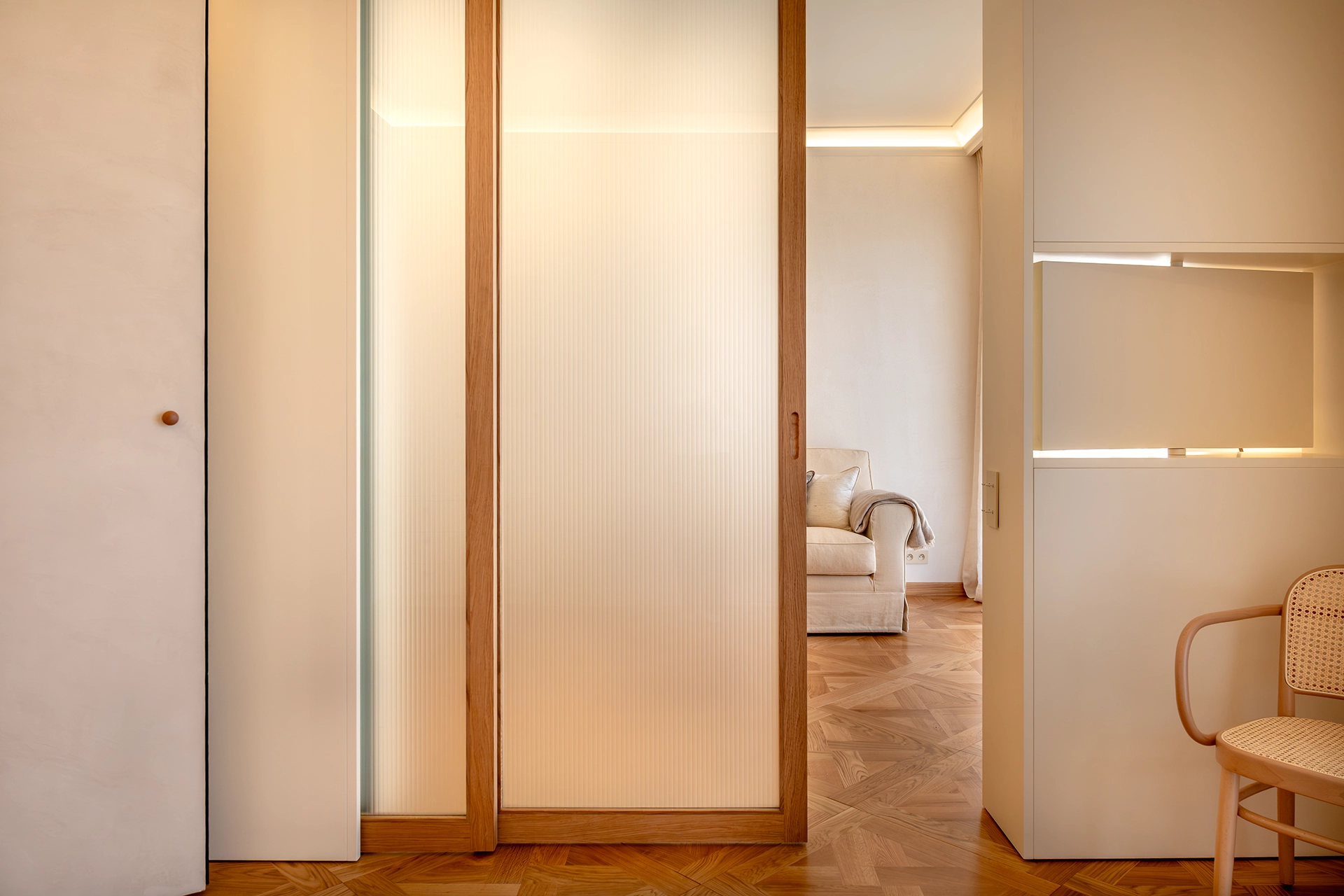 Projet Tropiques, Monaco, rénovation de l'appartement, espace salon - chambre, vue d'ensemble de la séparation