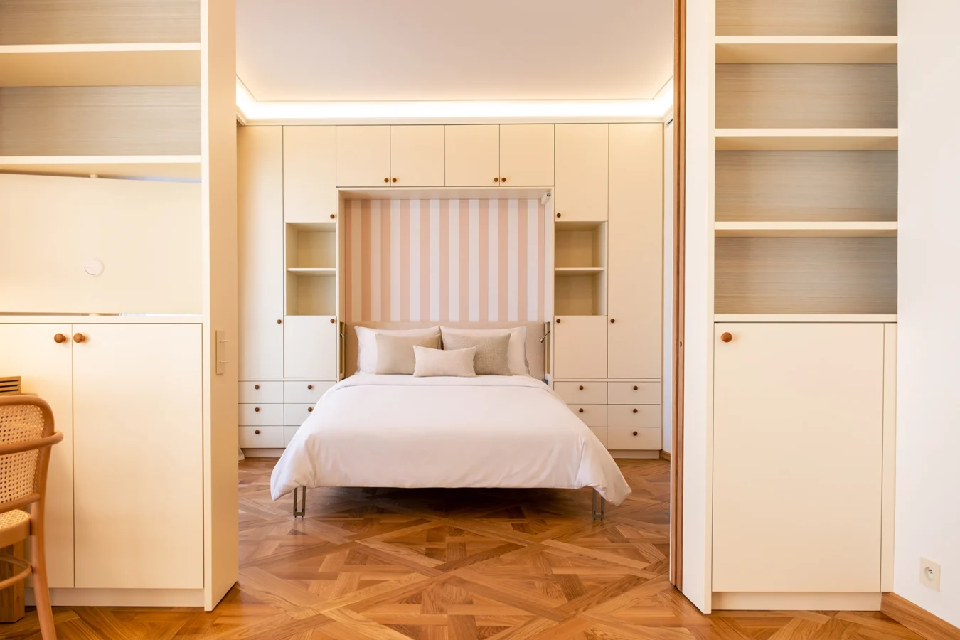 Projet Tropiques, Monaco, rénovation de l'appartement, espace chambre avec séparation par des portes coulissantes pour optimiser l'espace