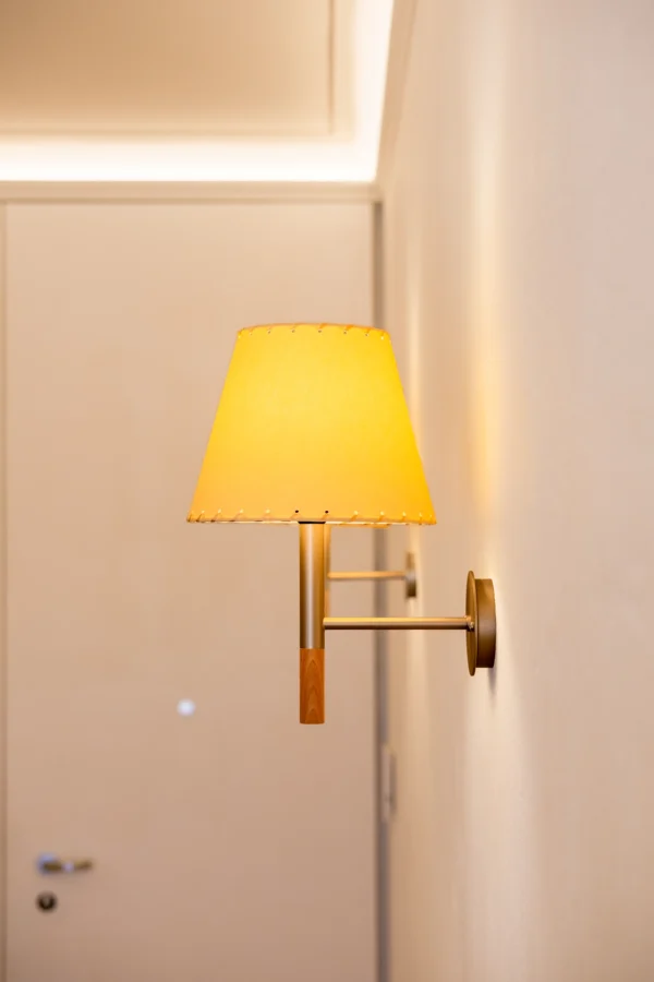Projet Tropiques, Monaco, rénovation de l'appartement, espace de l'entrée, zoom sur les appliques en parchemin