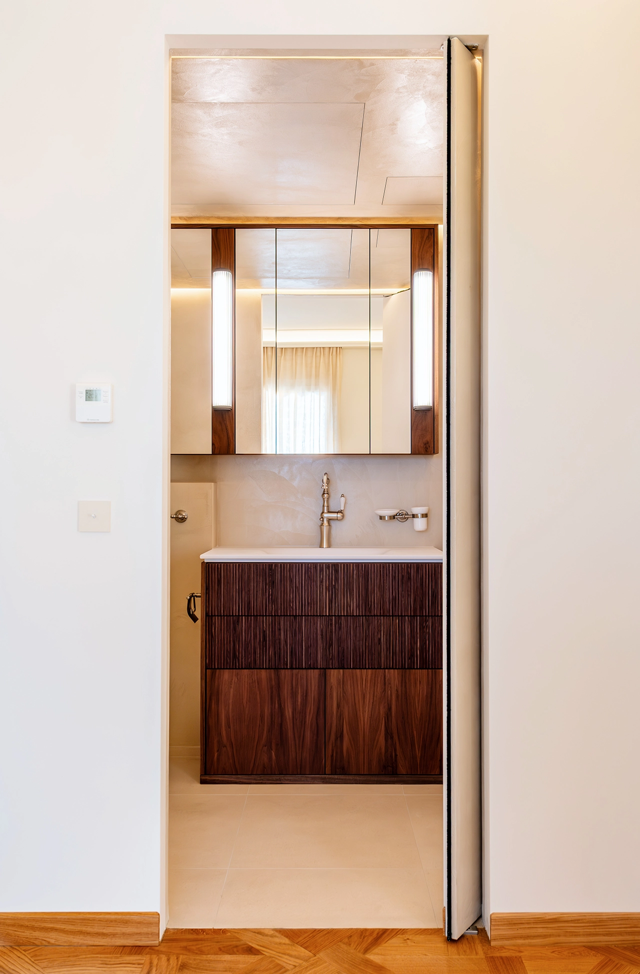 Projet Tropiques, Monaco, rénovation de l'appartement, espace chambre - salle de bain, vue de la salle de bain depuis la chambre